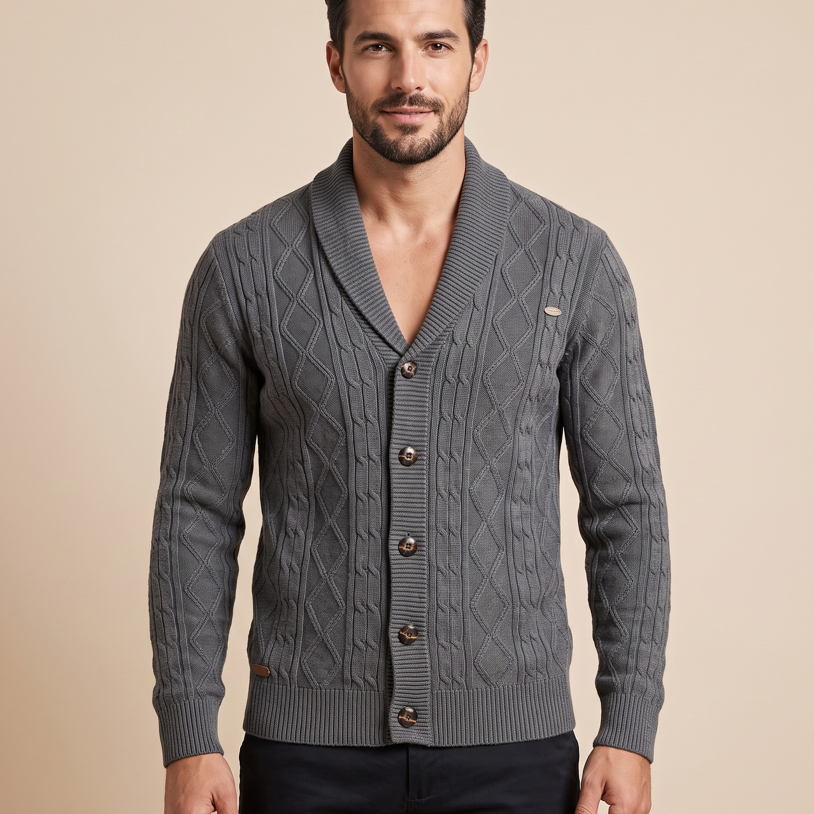 Herrenstrick com modelo masculino em fundo bege