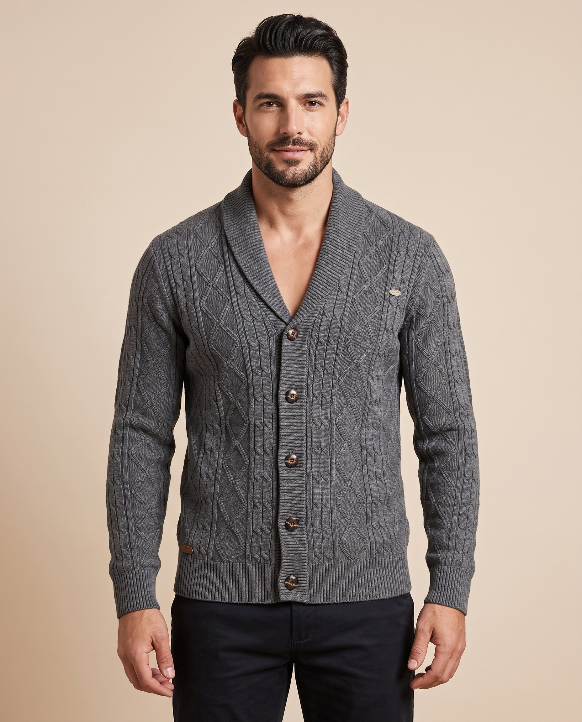 Herrenstrick com modelo masculino em fundo bege