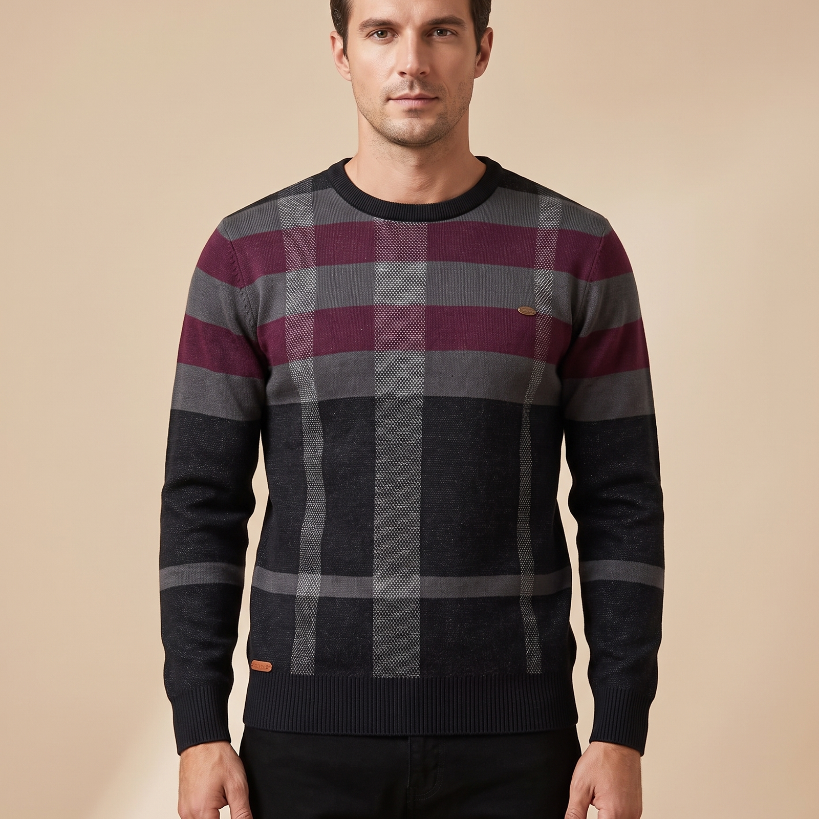 Herrenstrick com modelo masculino em fundo bege