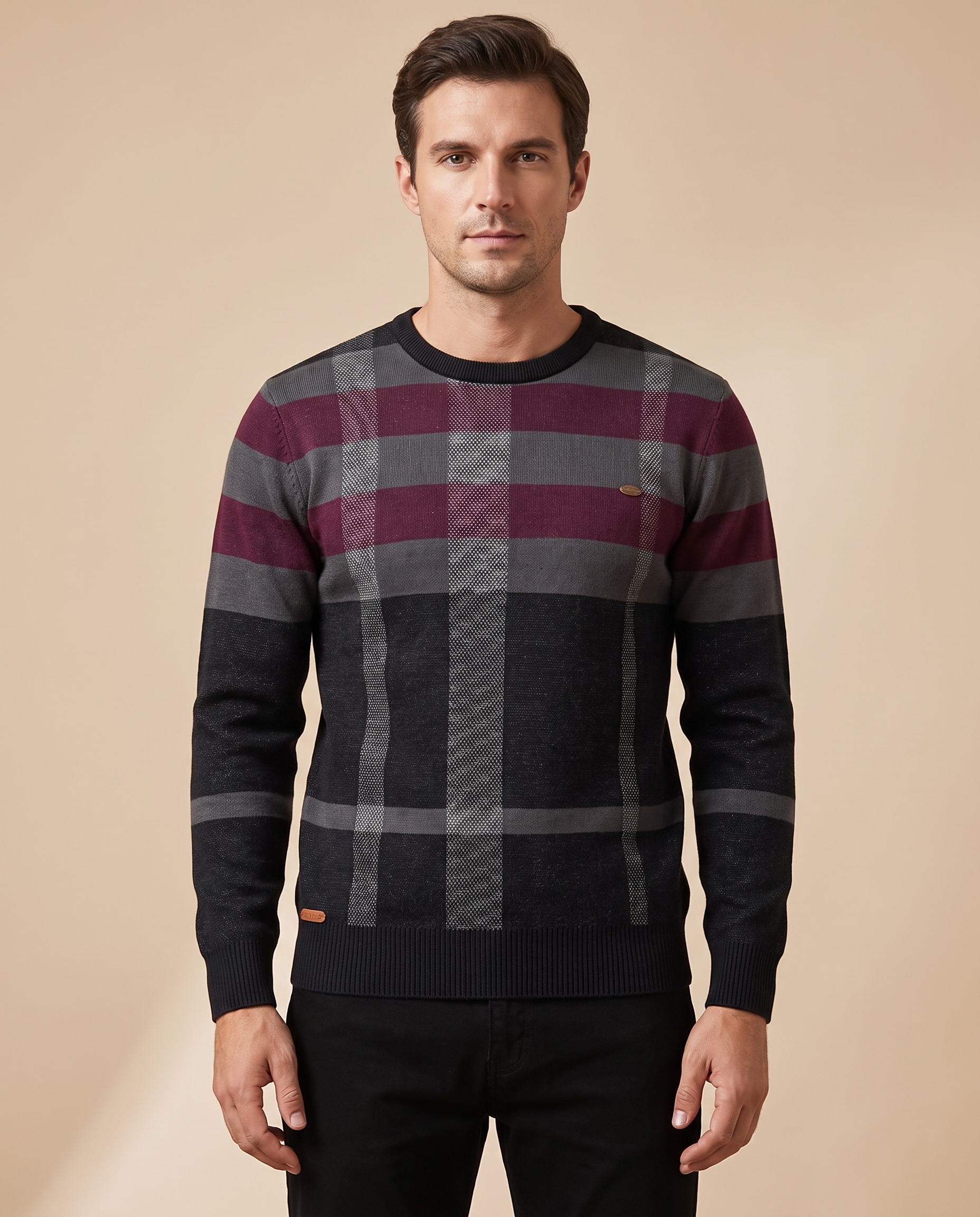 Herrenstrick com modelo masculino em fundo bege