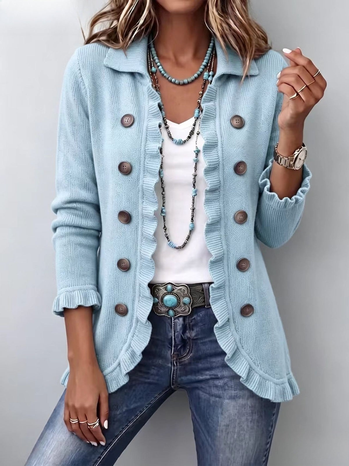 Rippstrickjacke mit Rüschenbesatz in Puderblau