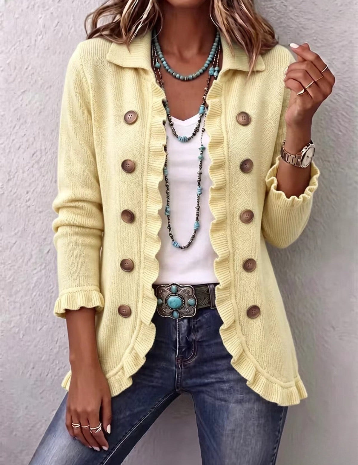 Rippstrickjacke mit Rüschenbesatz in Cremegelb