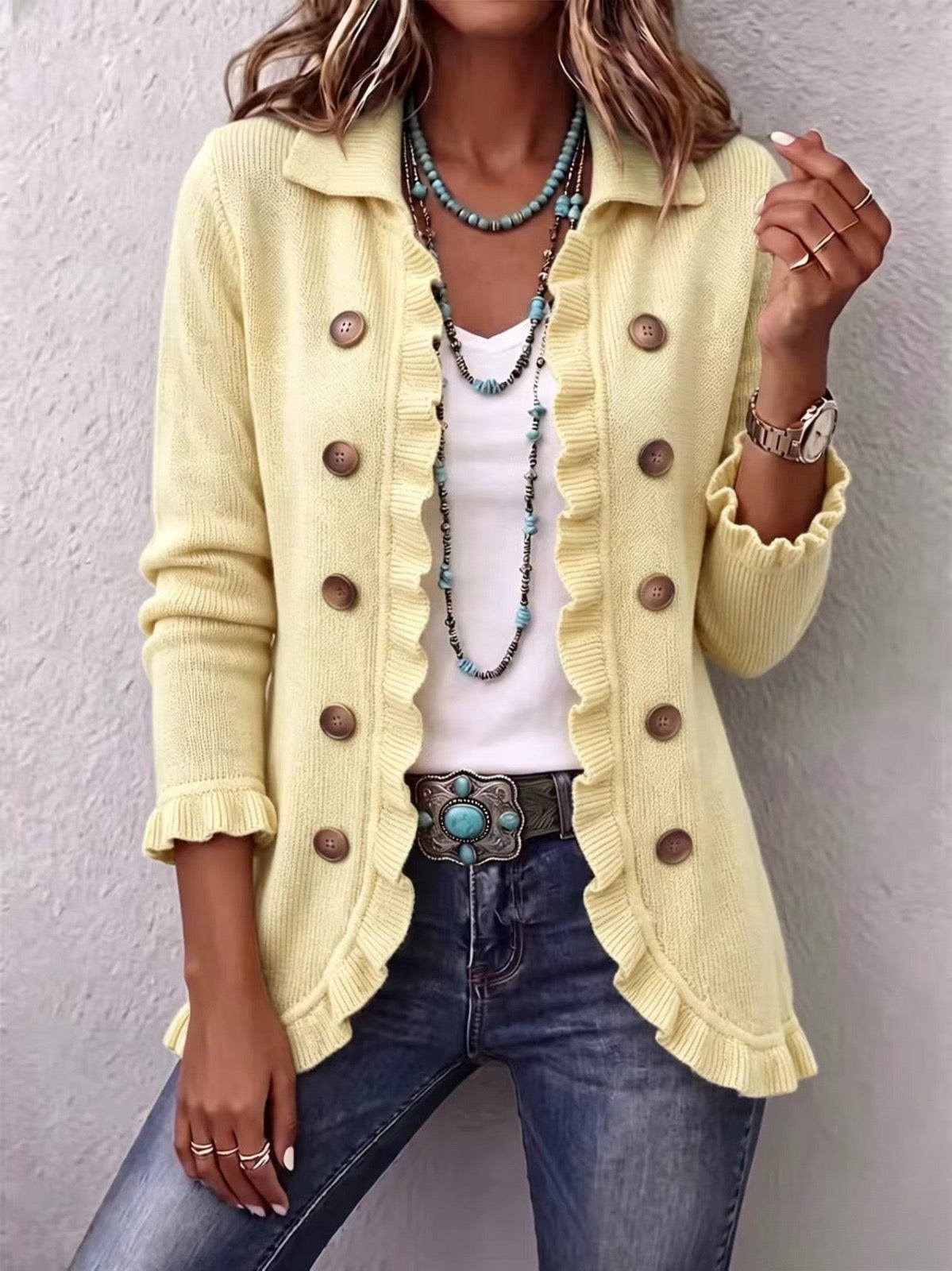 Rippstrickjacke mit Rüschenbesatz in Cremegelb