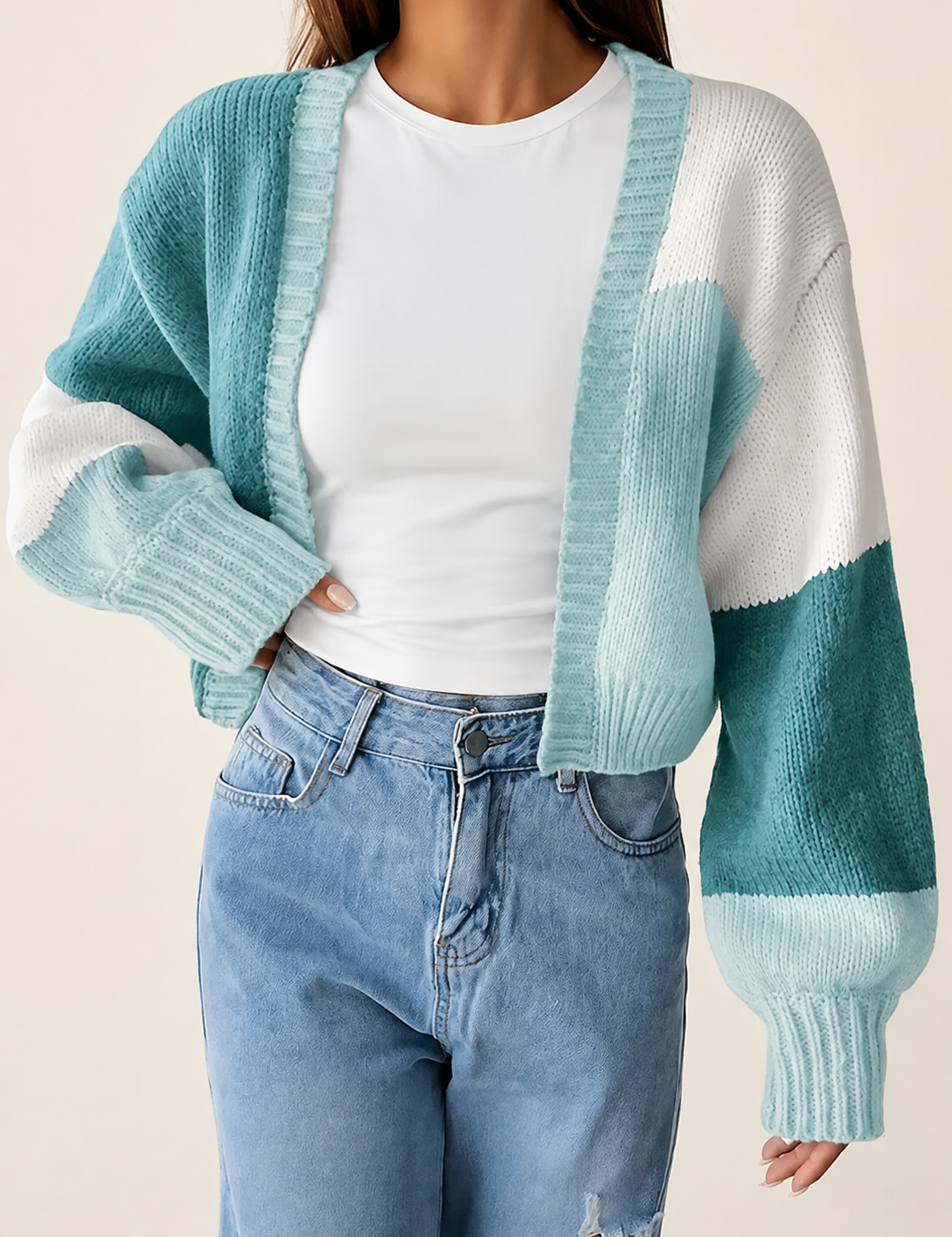 Farbblock-Cardigan in Mint und Weiß auf warmem beigem Hintergrund