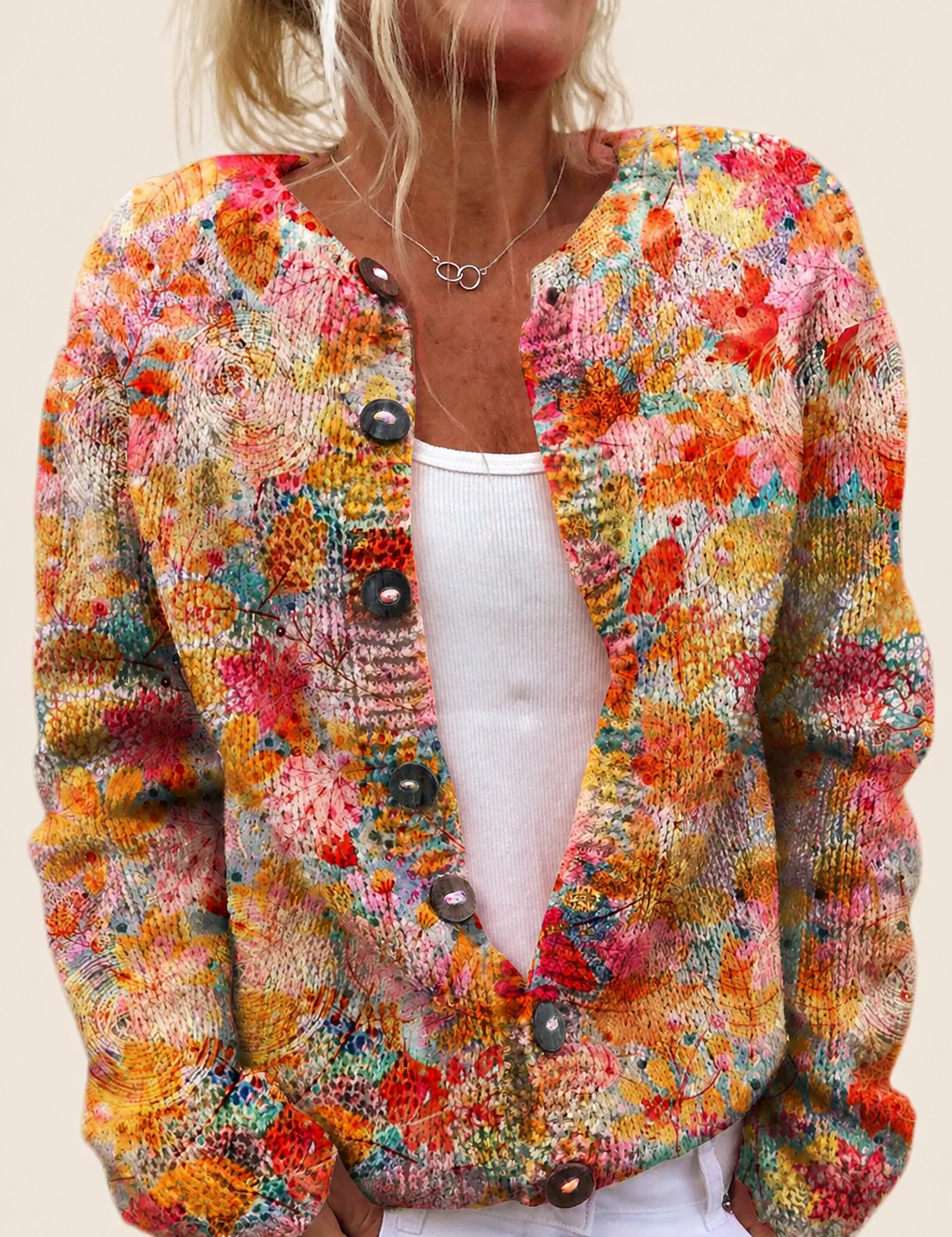 Cardigan mit Blumenmuster – warmbeiger Studiohintergrund