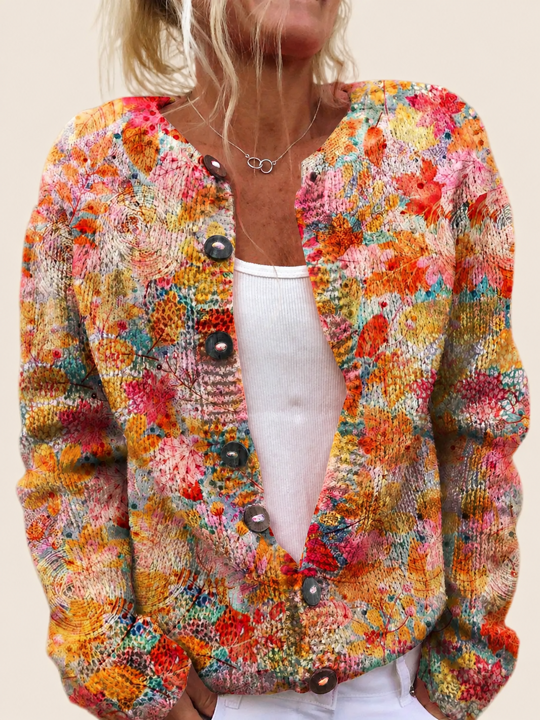 Cardigan mit Blumenmuster – warmbeiger Studiohintergrund