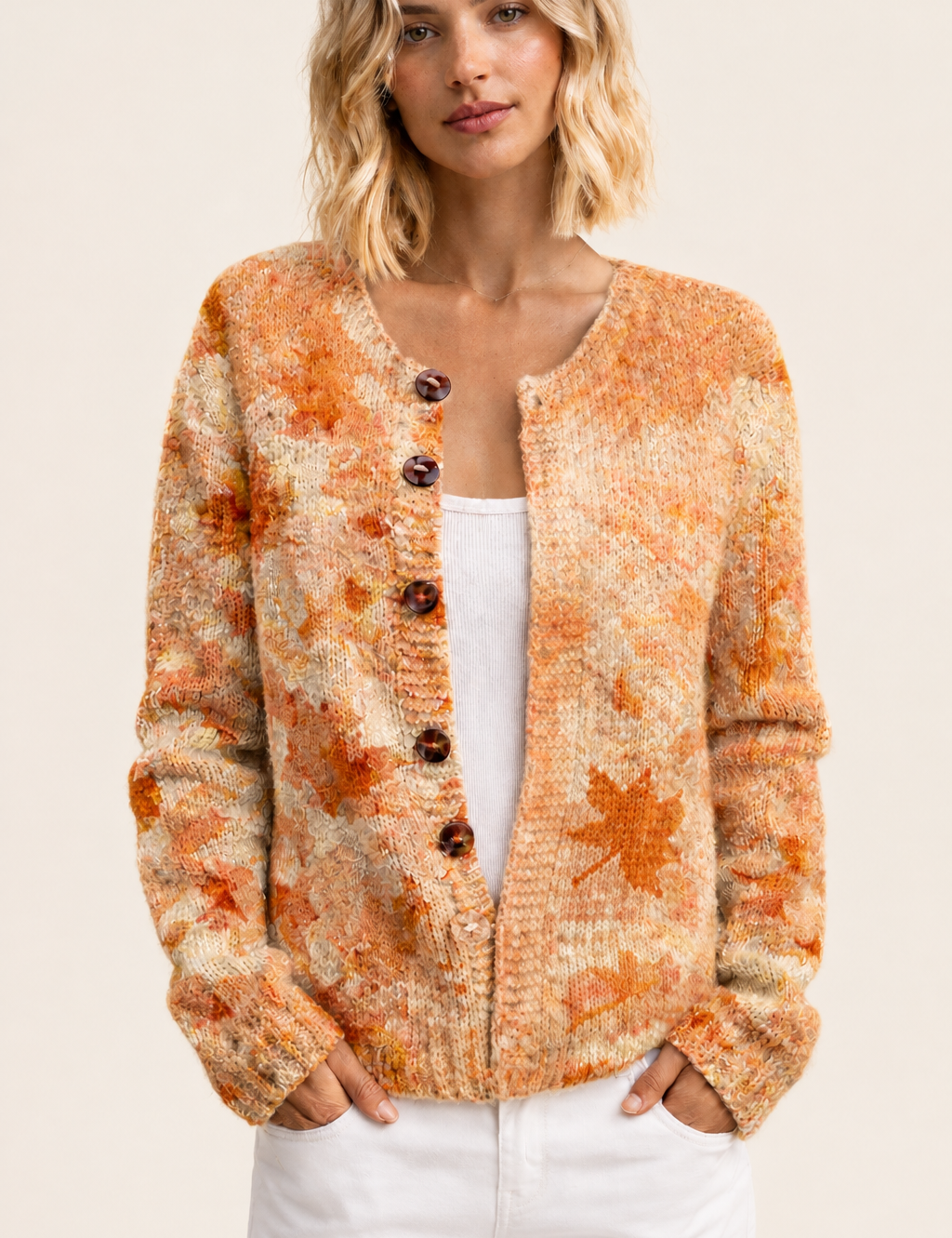 Florina orangefarbener Blumen-Cardigan auf warmem beigem Hintergrund