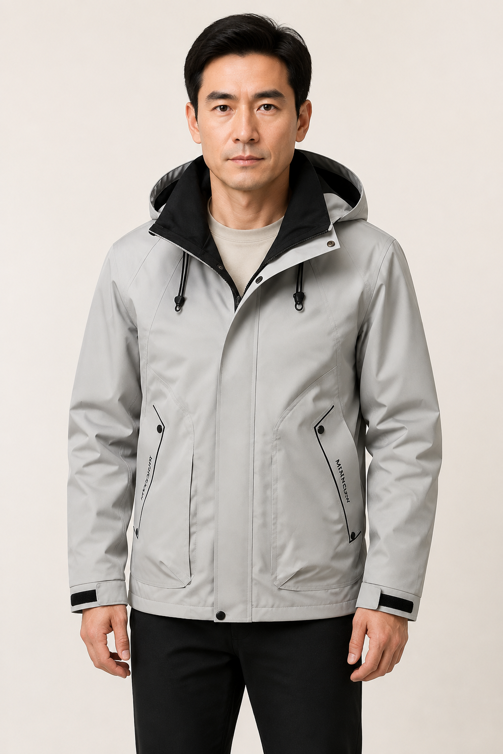 Graue technische Hoodie-Jacke an Mann auf beigem Hintergrund