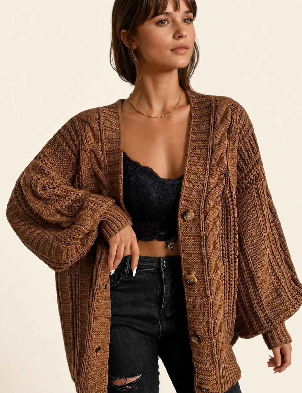 Brauner oversized Großstrick-Cardigan auf warmem beigem Hintergrund