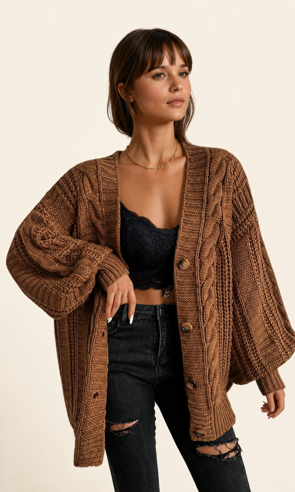 Brauner oversized Großstrick-Cardigan auf warmem beigem Hintergrund