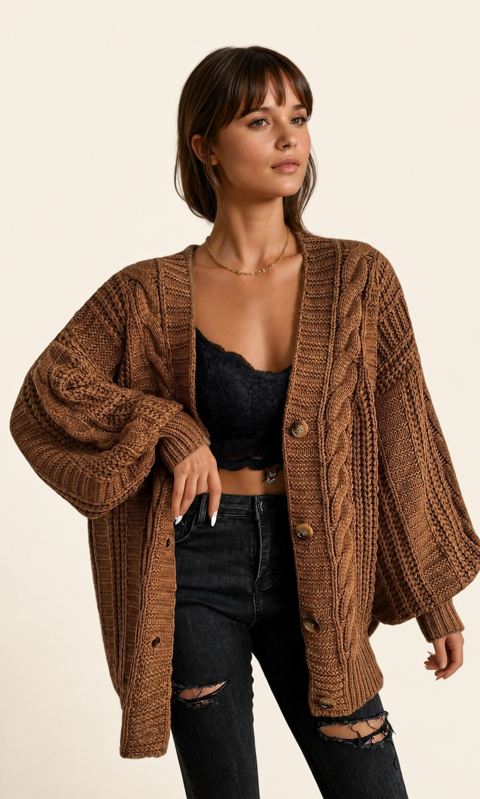 Brauner oversized Großstrick-Cardigan auf warmem beigem Hintergrund