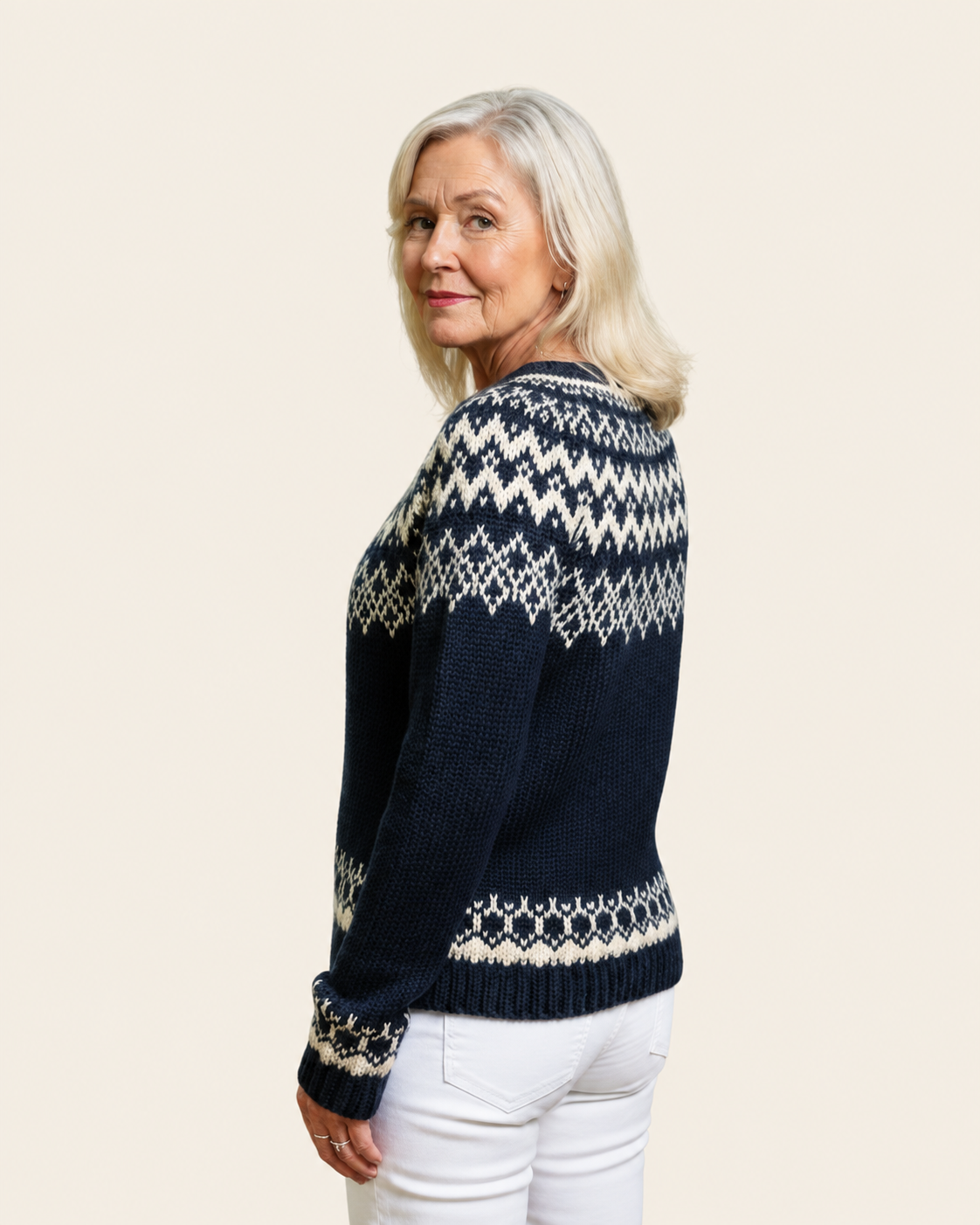 Hadley | Vintage-Cardigan – warmbeiger Studiohintergrund