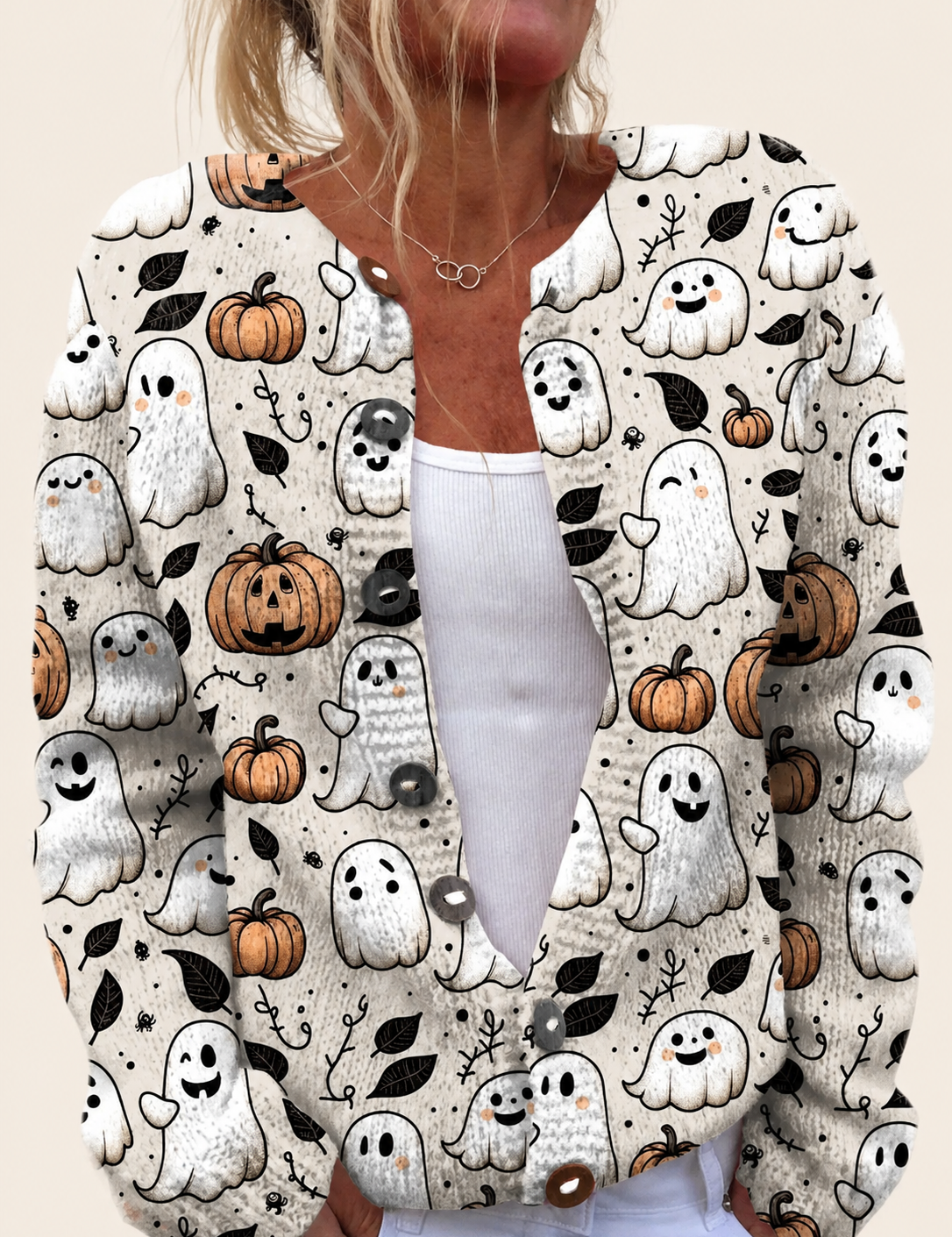 Cardigan mit Halloween-Motiv – warmbeiger Studiohintergrund