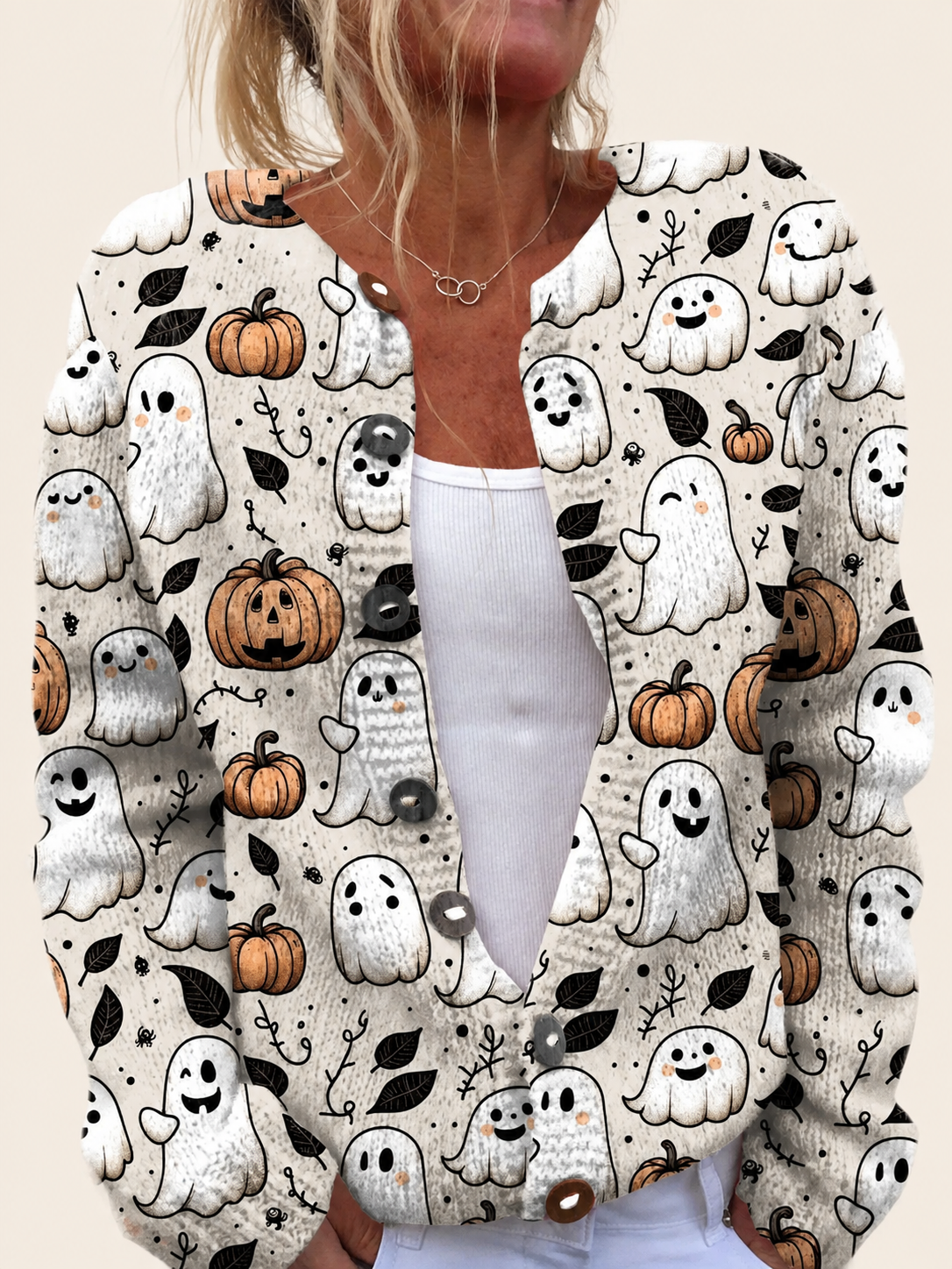 Cardigan mit Halloween-Motiv – warmbeiger Studiohintergrund