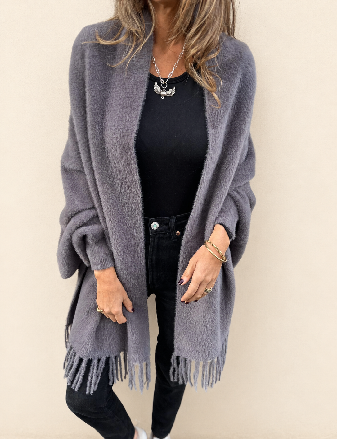 Hannah | Eleganter lang-Sleeved Wrap Pullover – warmbeiger Studiohintergrund