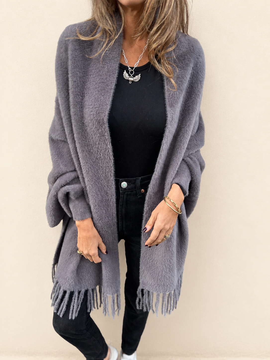 Hannah | Eleganter lang-Sleeved Wrap Pullover – warmbeiger Studiohintergrund