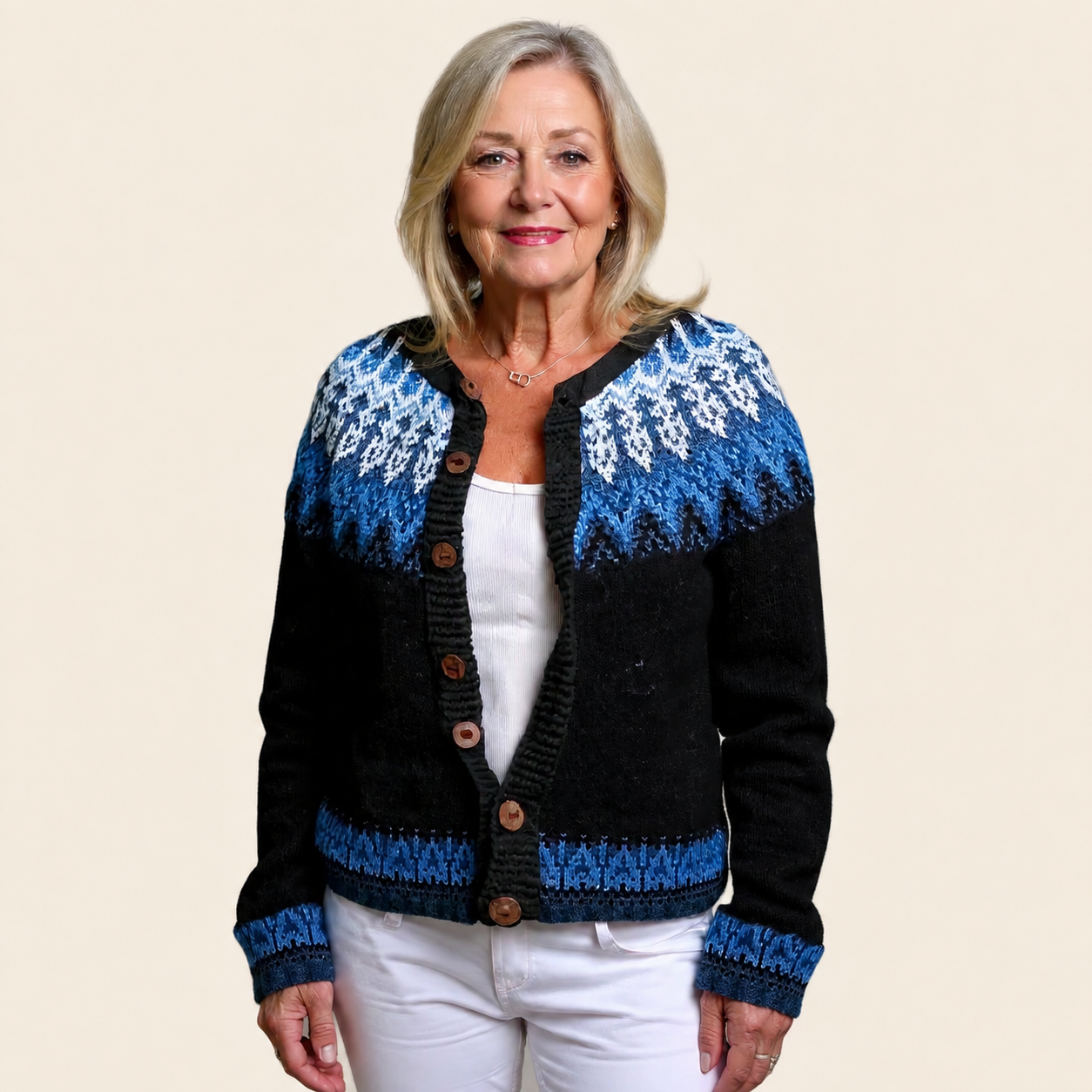 Helen | Vintage-Handcrafted Icelandic Cardigan – warmbeiger Studiohintergrund