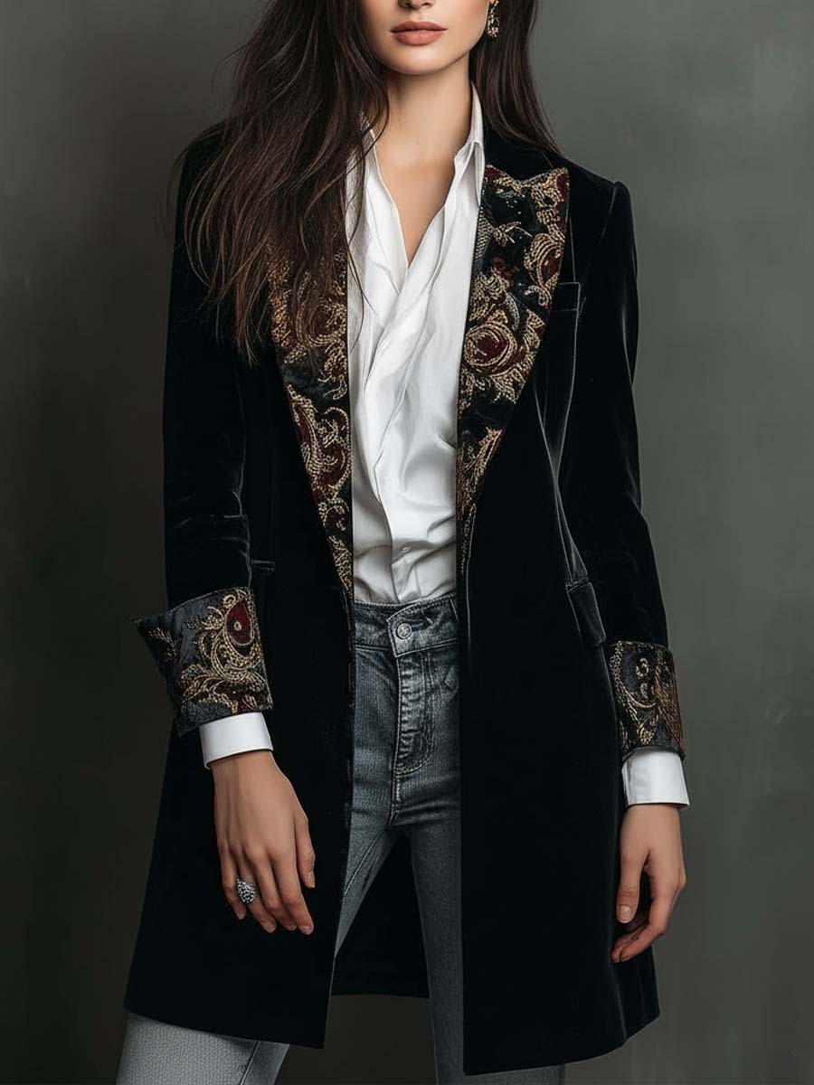 Camilla | Enganliegender Blazer mit schwarzem Barockmuster – Bild 2