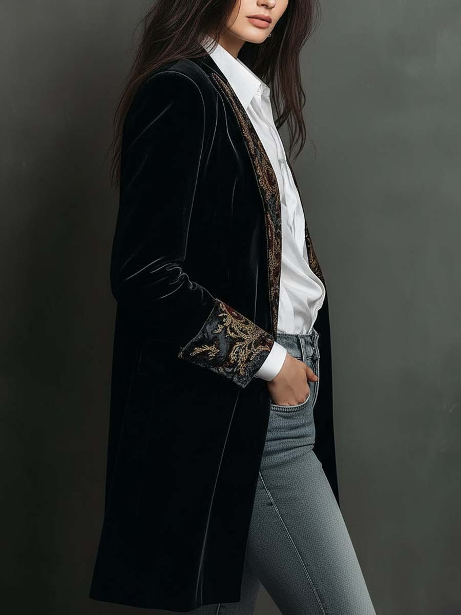 Camilla | Enganliegender Blazer mit schwarzem Barockmuster – Bild 3