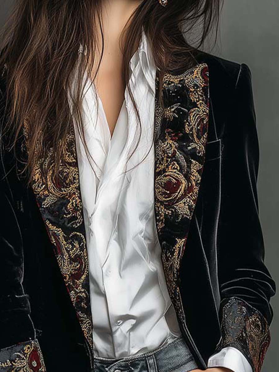 Camilla | Enganliegender Blazer mit schwarzem Barockmuster – Bild 5