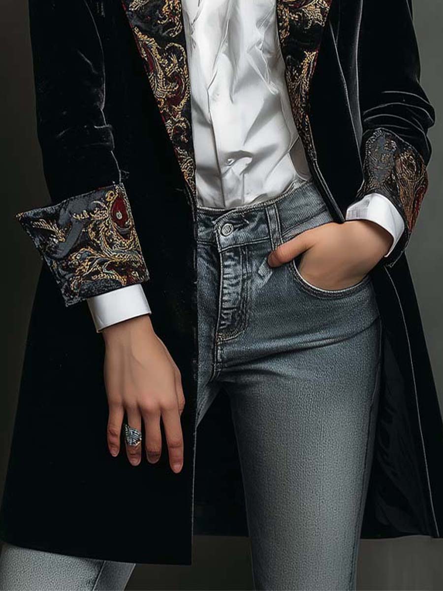 Camilla | Enganliegender Blazer mit schwarzem Barockmuster – Bild 6