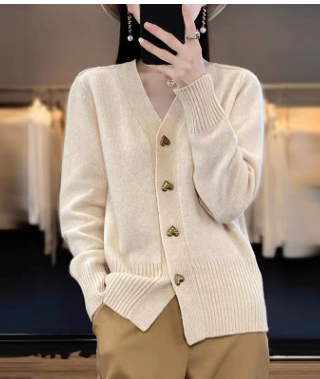 Adele | Cardigan mit Herzknöpfen – Bild 6