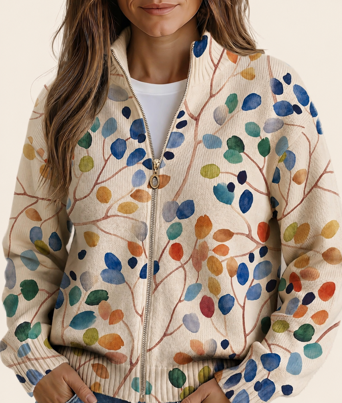 Imogene | Damen’s Cardigan mit botanical leaf pattern und Reißverschluss – warmbeiger Studiohintergrund