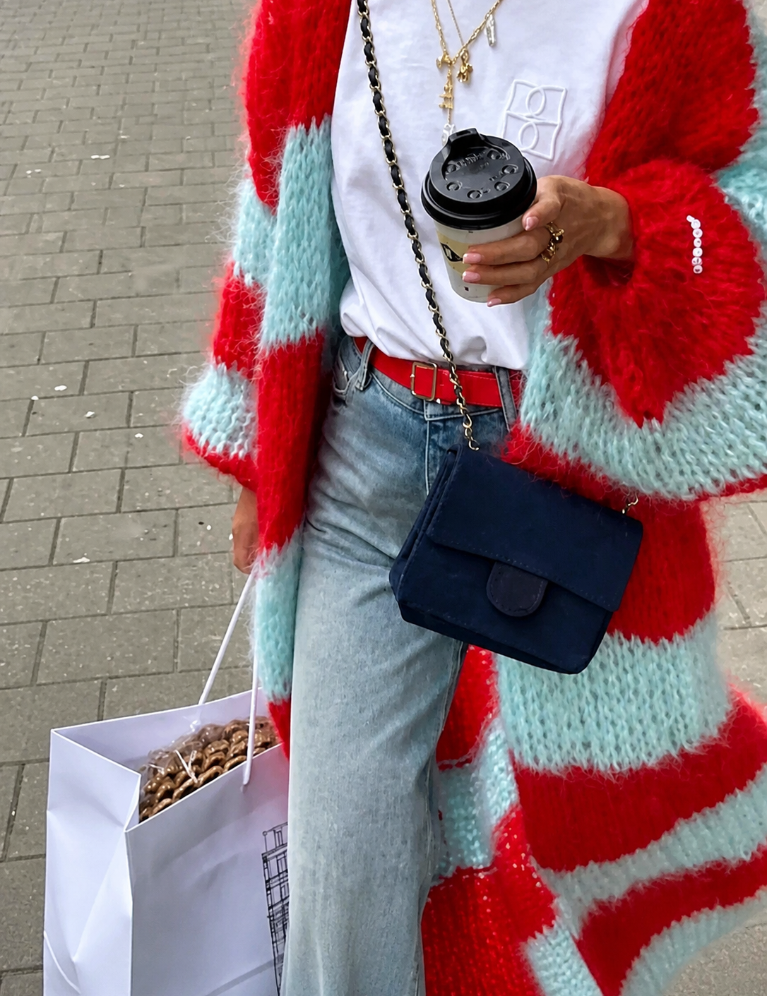 Ina cardigan lung roșu și albastru deschis – detaliu tricot