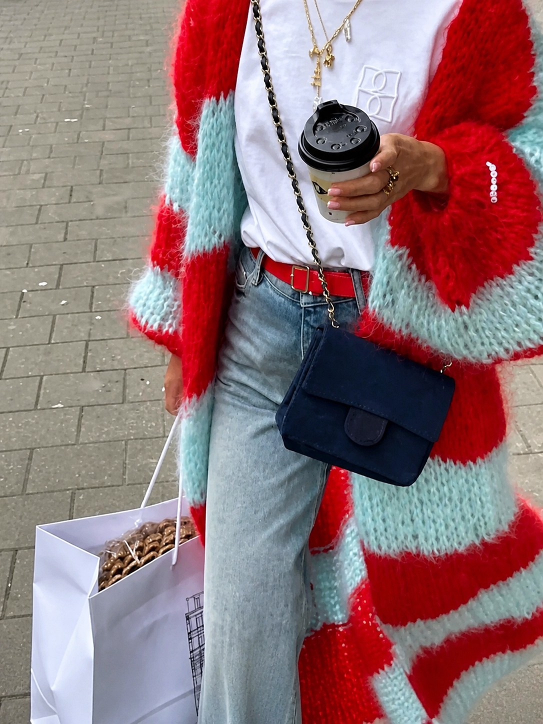Ina cardigan lung roșu și albastru deschis – detaliu tricot