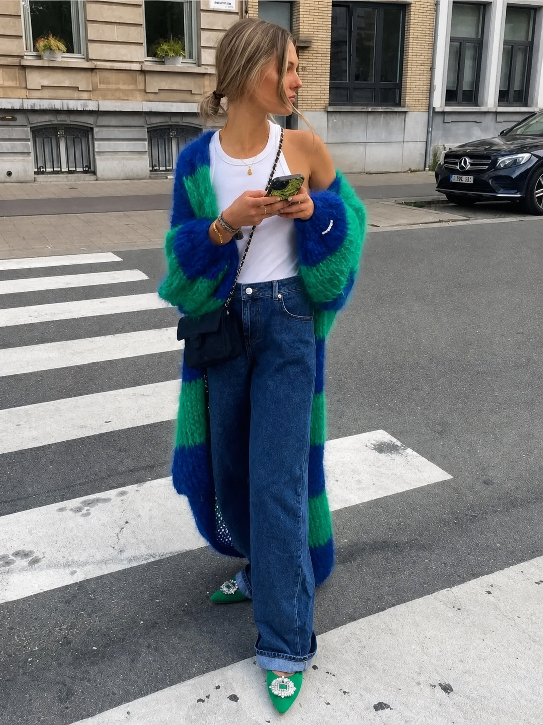 Ina cardigan lung verde și albastru – ținută completă
