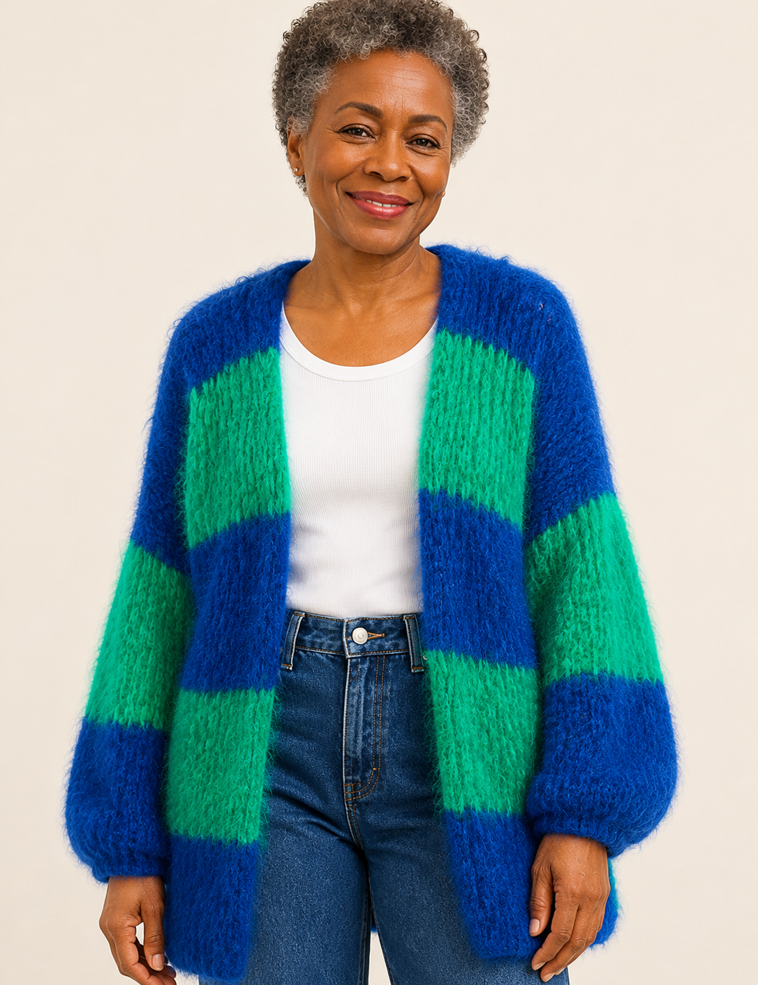 Ina blau-grüner Oversized Long Cardigan an reifer Frau auf warmem beigem Hintergrund