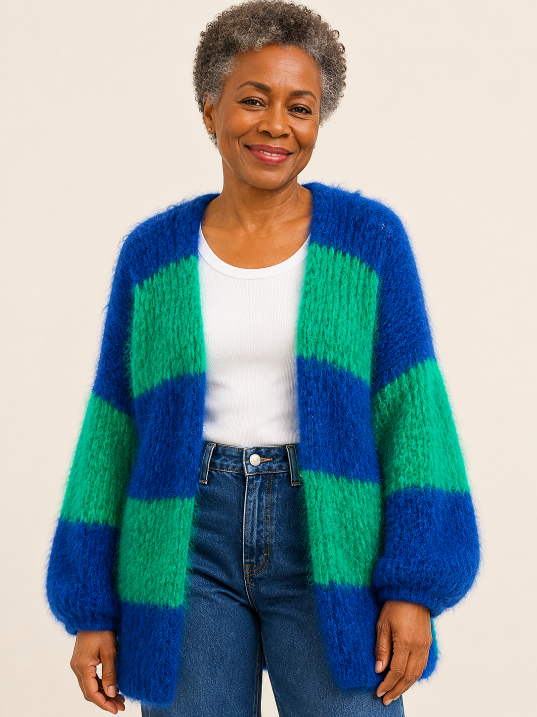 Ina blau-grüner Oversized Long Cardigan an reifer Frau auf warmem beigem Hintergrund