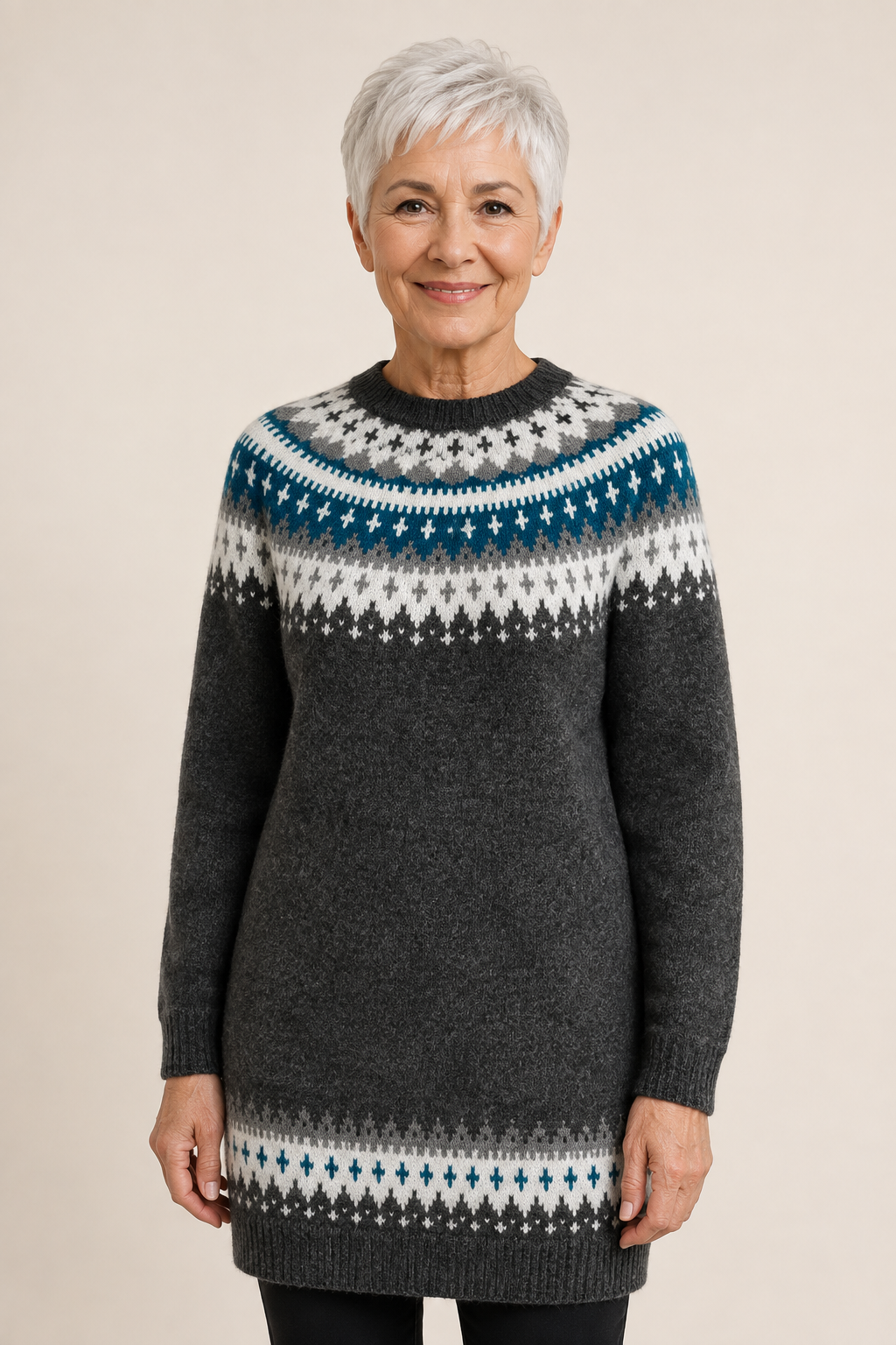 Irina-Maria anthrazitfarbener Nordpullover in Tunikaform an reifer Frau auf warmem beigem Hintergrund