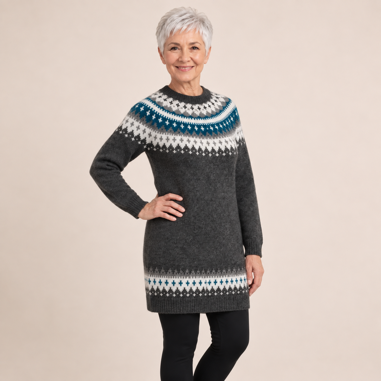 Irina-Maria grauer Nordic-Pullover – seitliche Modelpose