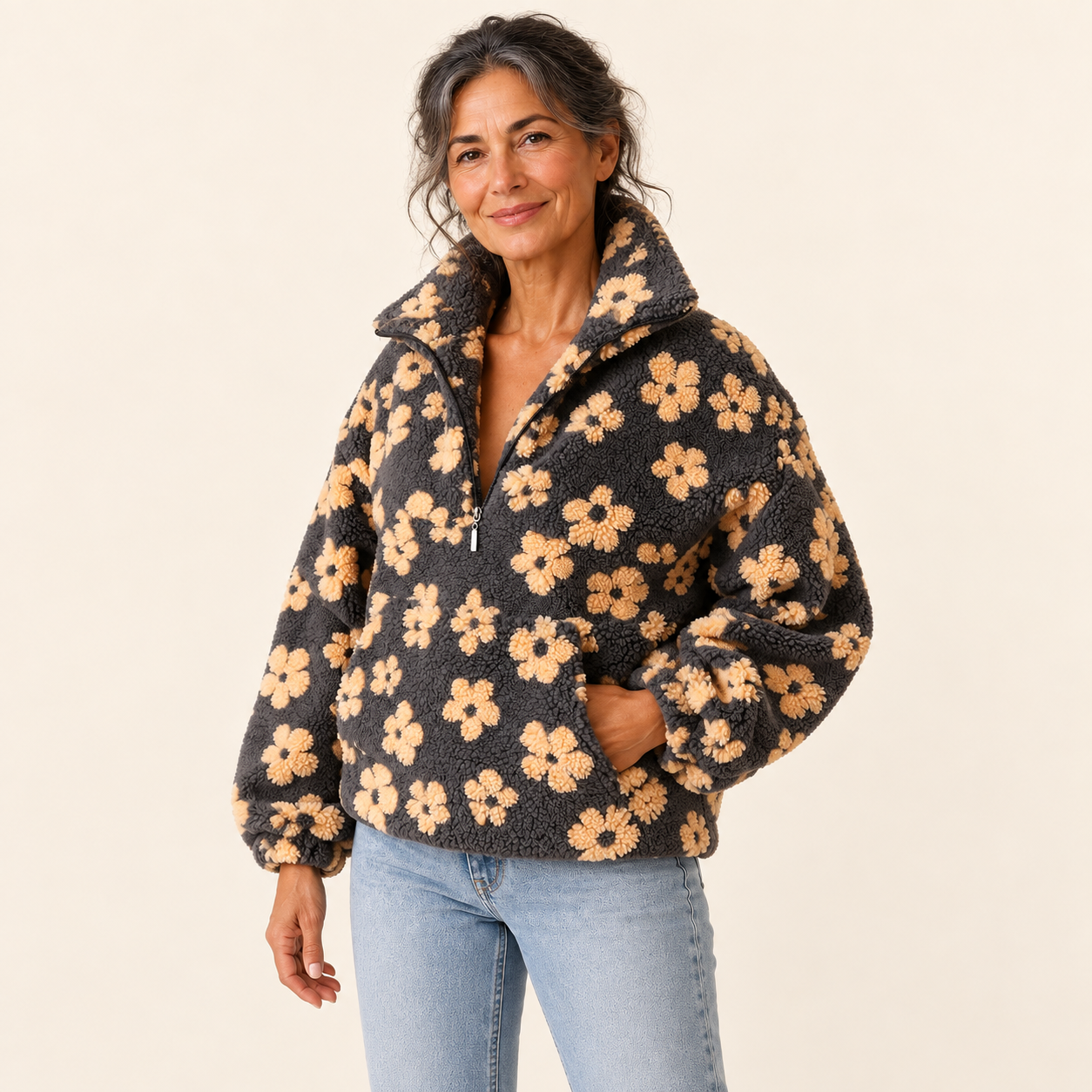 Isabela Sherpa-Pullover – Gelb – Modelpose