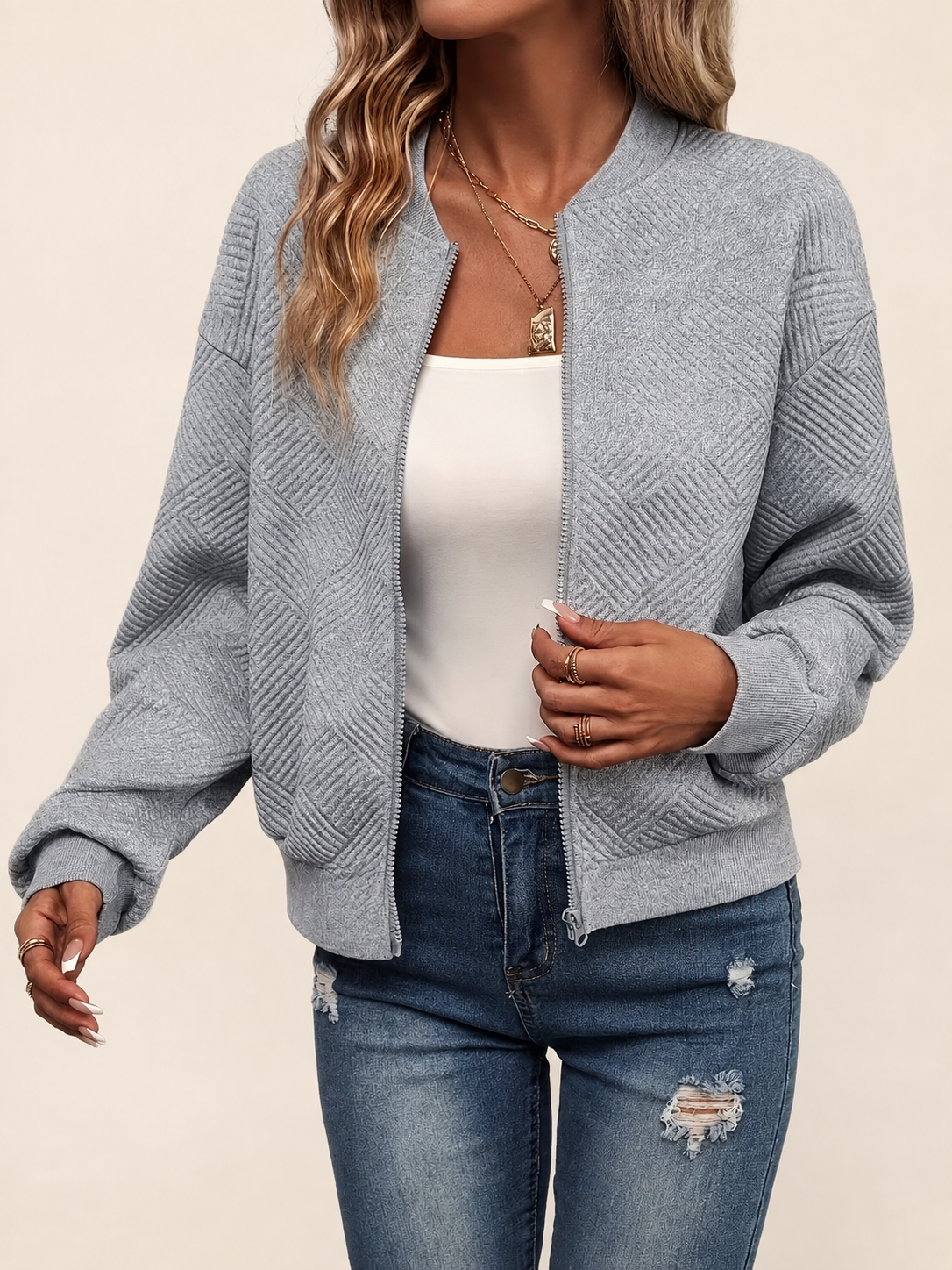 Isla leichte graue Zip-Jacke auf warmem beigem Hintergrund