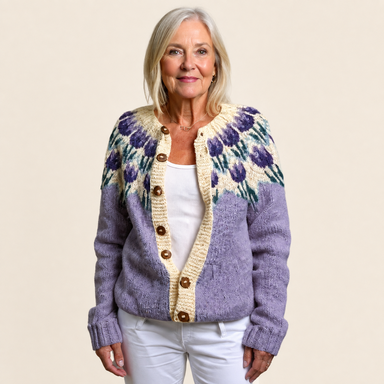 Josephine | Vintage-Icelandic Cardigan – warmbeiger Studiohintergrund