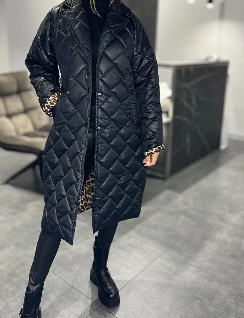 Ana-Ioana – Leopardmantel Vielseitige Eleganz – Schwarz – Bild 1