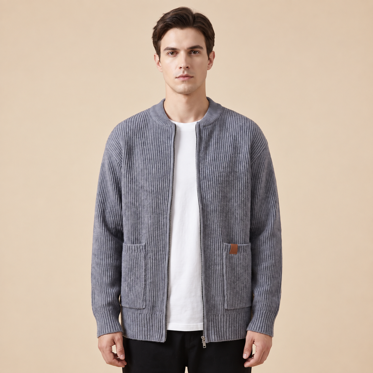 Kaien Herren-Strickjacke in Degree, frontale Originalansicht mit Reißverschluss und Taschen