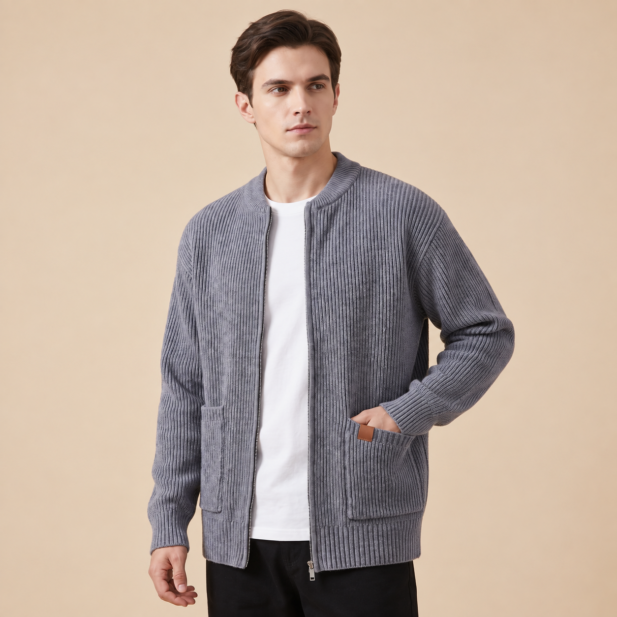Kaien Herren-Strickjacke in Degree, graue Rippstrickjacke am Model in Dreiviertelansicht
