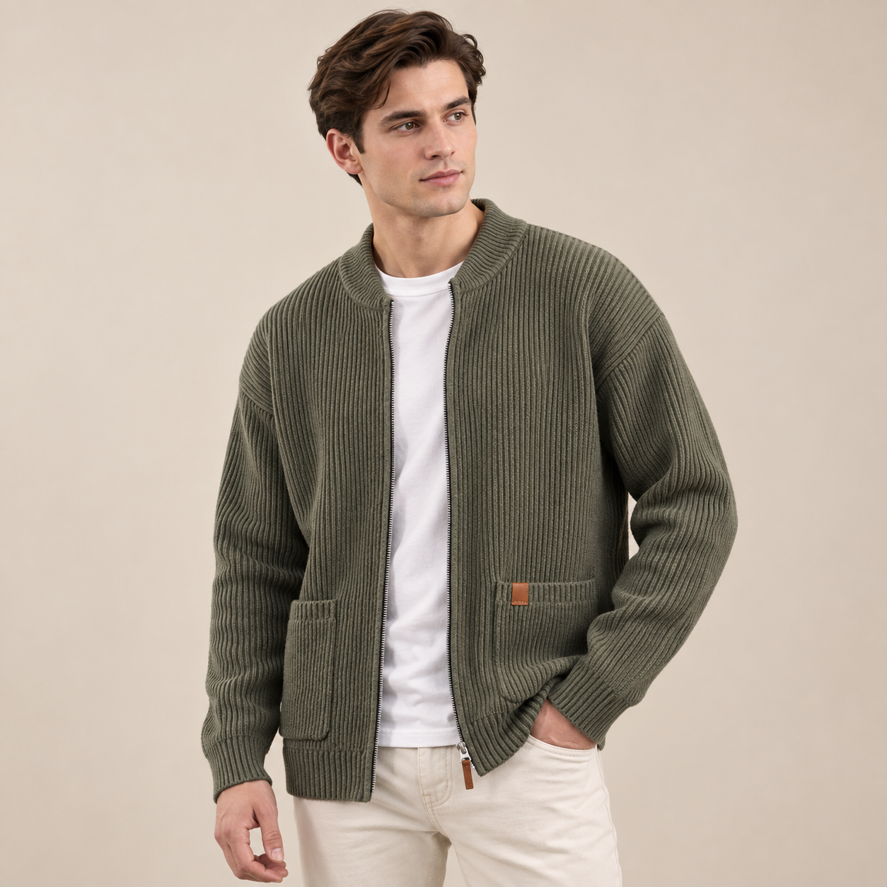 Kaien Herren-Strickjacke in Grün, olivgrüne Rippstrickjacke am Model