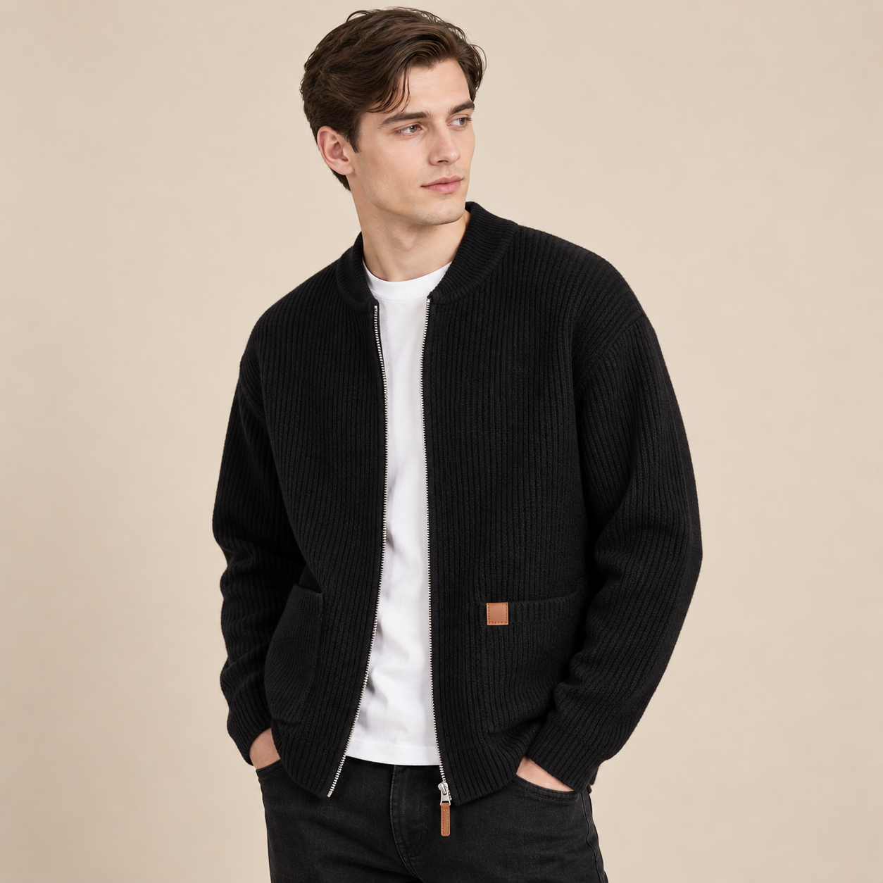 Kaien Herren-Strickjacke in Schwarz, schwarze Rippstrickjacke am Model