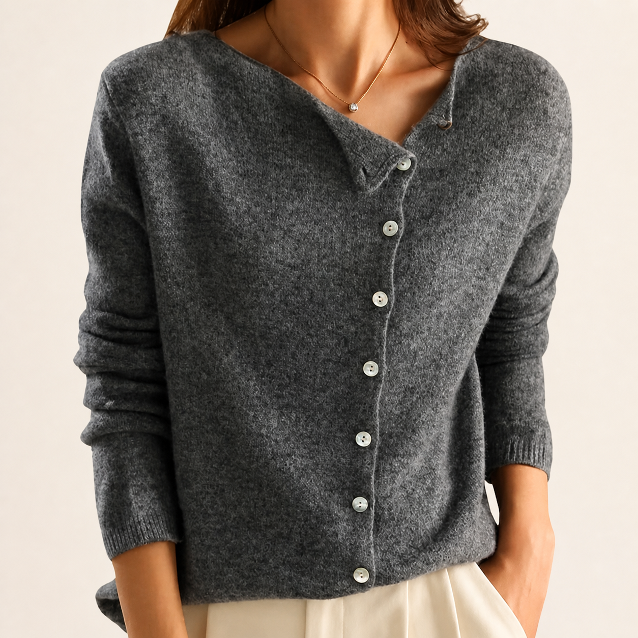 Kate | Cardigan mit asymmetrischer Knopfleiste – uniforme Produktaufnahme