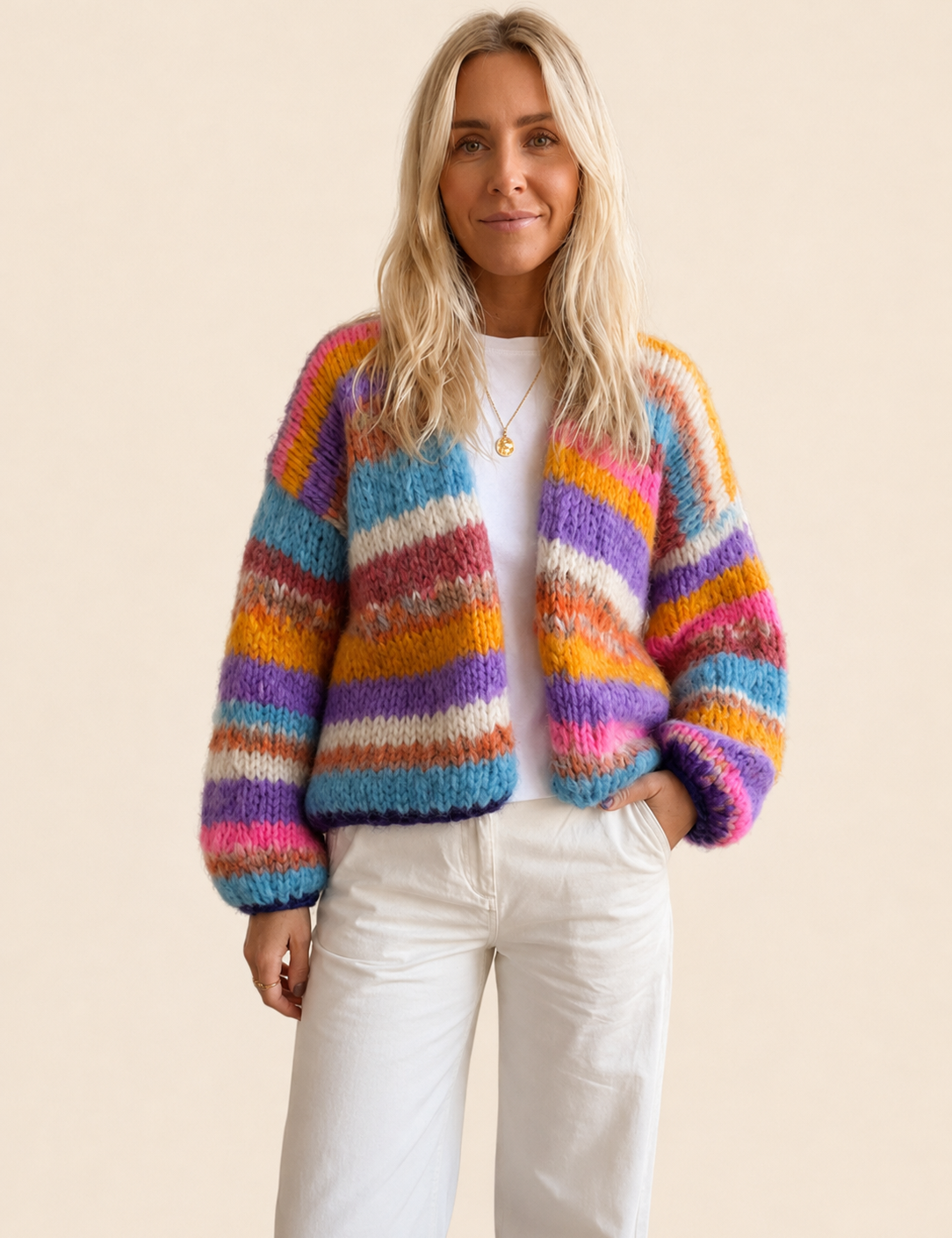 Katherine | Eleganter Cardigan – warmbeiger Studiohintergrund
