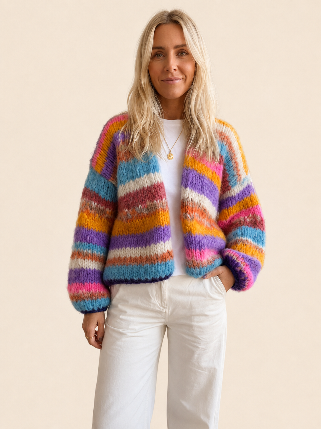 Katherine | Eleganter Cardigan – warmbeiger Studiohintergrund