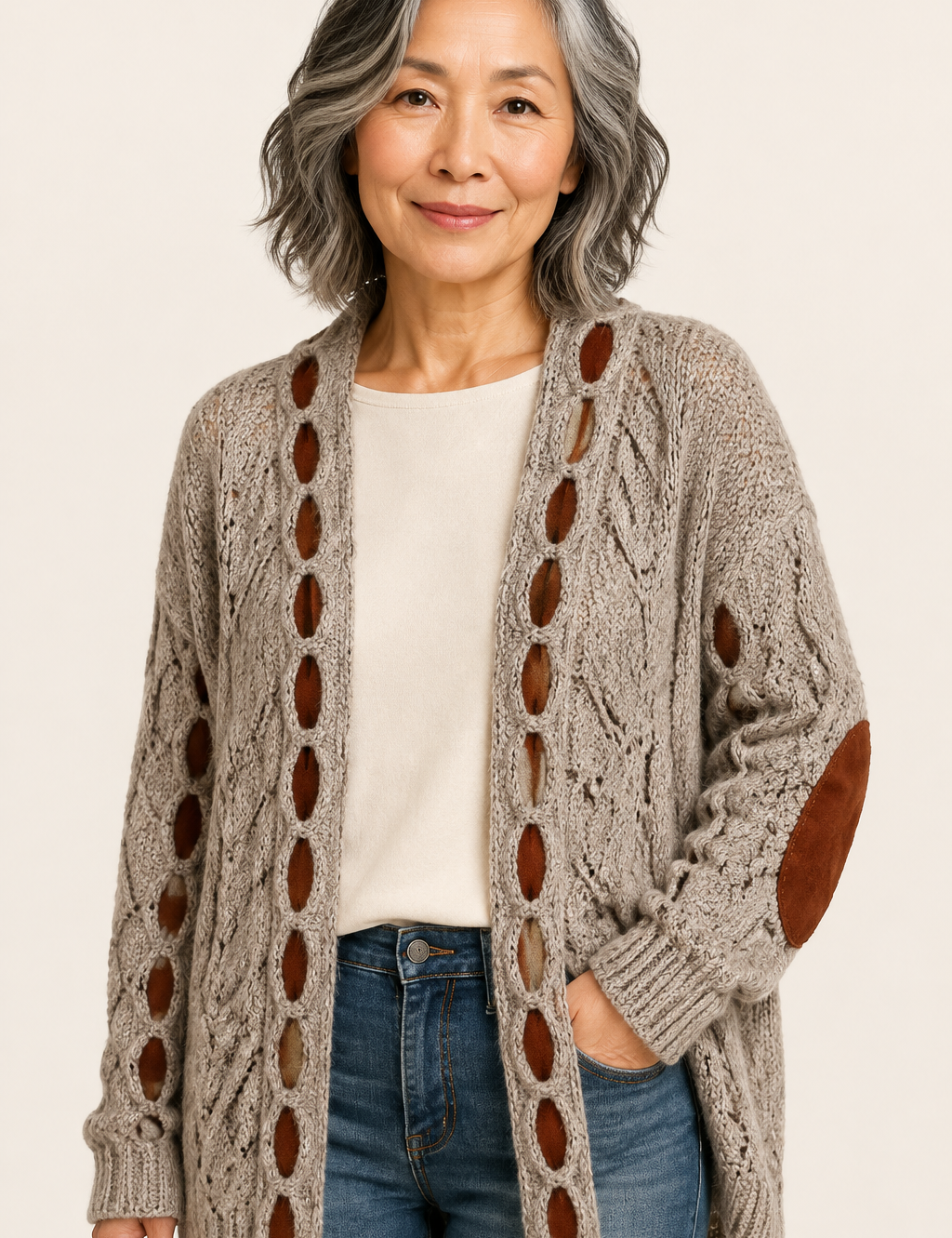 Larisa taupefarbene Strickjacke mit Cutout-Details an reifer Frau auf warmem beigem Hintergrund