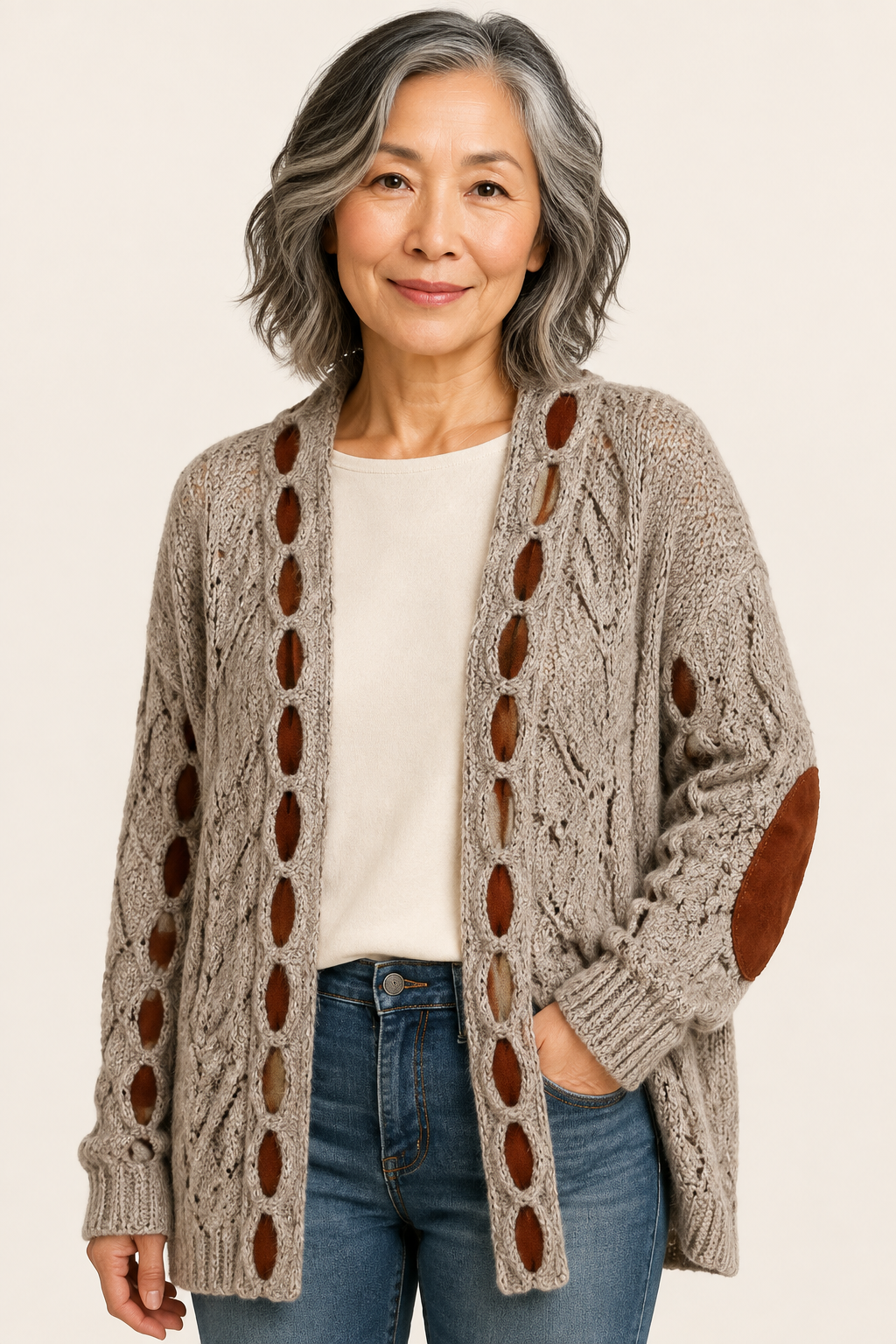Larisa taupefarbene Strickjacke mit Cutout-Details an reifer Frau auf warmem beigem Hintergrund