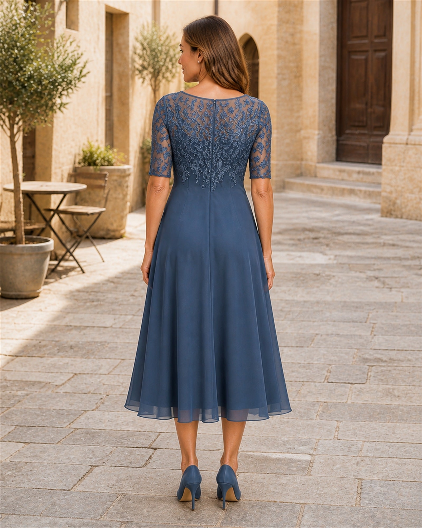 Laura în rochie elegantă albastră cu corsaj brodat, vedere din spate