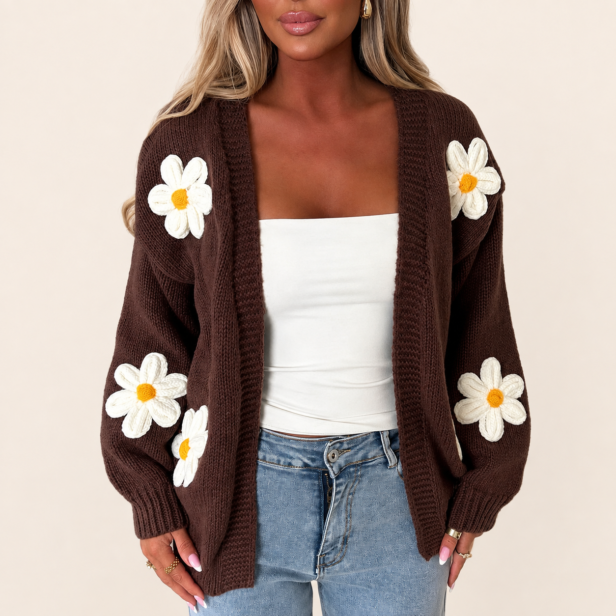 Laura | Damen’s Oversized lang-Sleeve Cardigan – warmbeiger Studiohintergrund