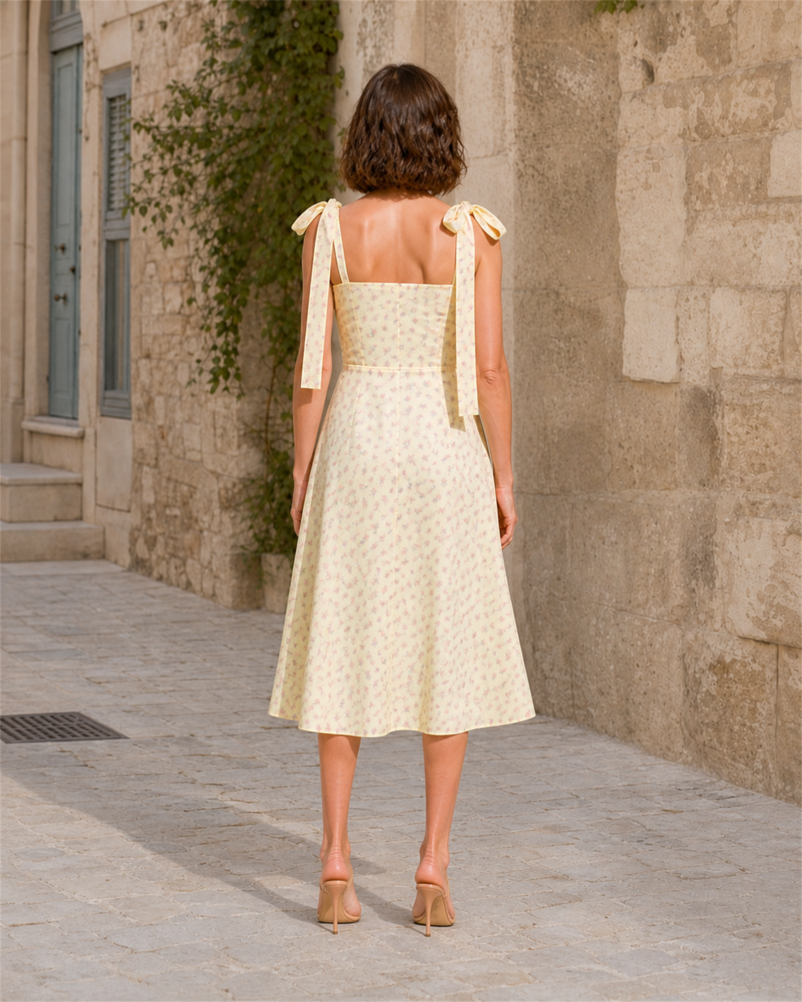 Rochie cu imprimeu floral, vedere din spate